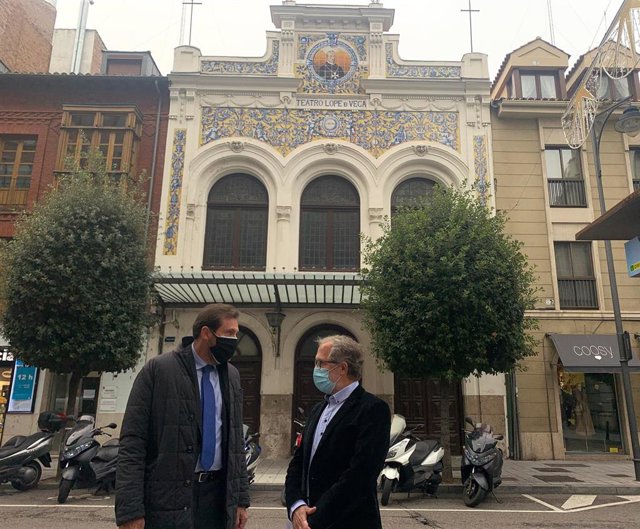 El alcalde, Óscar Puente, y Manuel Saravia, ante la fachada del Lope de Vega, edificio cuya permuta con Unicaja se ha confirmado este miércoles.