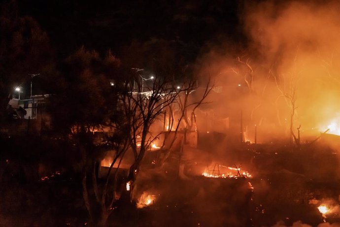 02 November 2020, Greece, amos Island: Smoke billows from a refugee and migrant camp after a fire broke out on the Greek island of Samos. Dozens of accommodations were destroyed by the fire which broke out in the early hours on Monday, three days after 