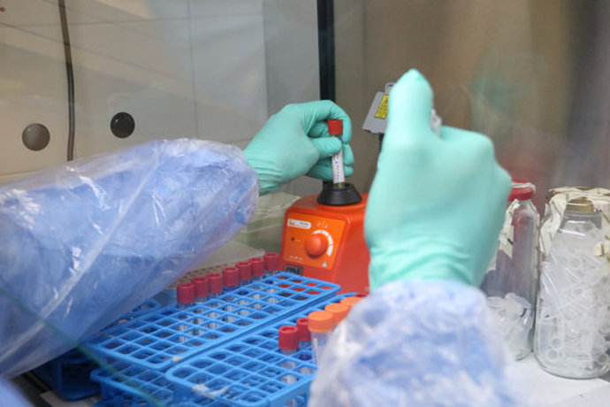 Pla detall del laboratori on s'analitzen les proves de detecció de la covid-19 aquest 11 de novembre del 2020. (Horitzontal)