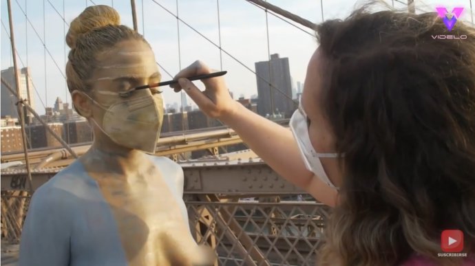 Trina Merry, la artista que camufla modelos en icónicos entornos usando una mascarilla y un poco de pintura corporal