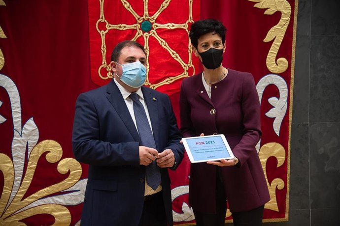 El presidente del Parlamento, Unai Hualde, y la consejera de Economía y Hacienda, Elma Saiz.