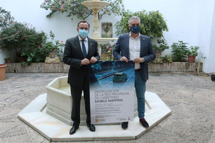 Los delegados de Medio Natural y Carreteras y de Programas Europeos y Administración Electrónica de la Diputación de Córdoba, Francisico Palomares (izda.) y Víctor Montoro, presentan el proyecto 'Mobile Mapping'