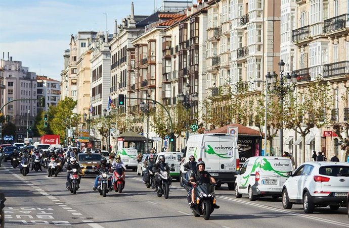 Protesta de hosteleros cántabros en Santander. Caravana de coches por el centro de la ciudad para protestar contra limitaciones por Covid que afectan al sector