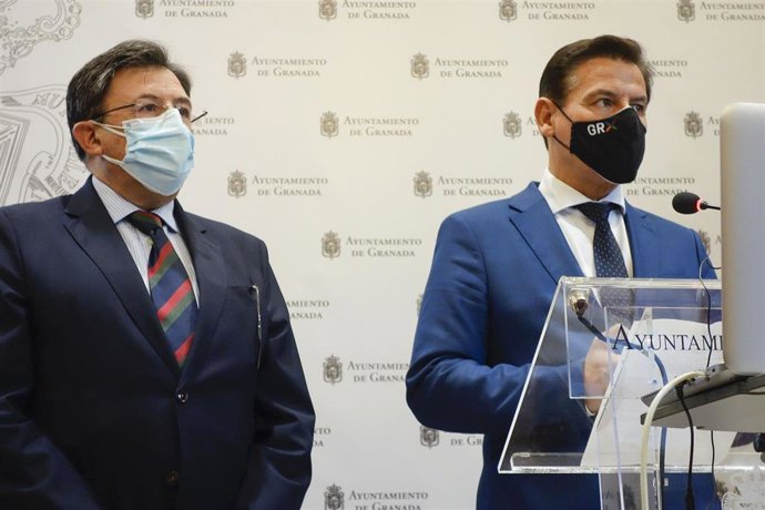 El alcalde de Granada, Luis Salvador, a la derecha en la imagen, atiende a los medios en presencia de su concejal de Salud, Educación y Juventud, Carlos Ruiz Cosano