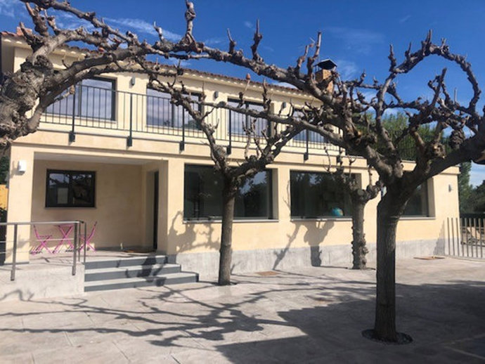 Pla general de l'exterior de la casa rural de Reus habilitada per Afers Socials per persones amb discapacitat. Foto de l'11 de novembre del 2020 (Horitzontal).