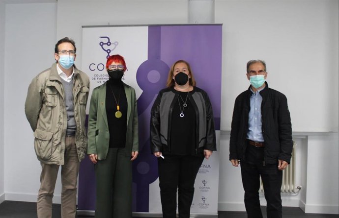 I-D: el subdirector de Farmacia y Prestaciones, Antonio López; la consejera de Salud, Santos Induráin; la presidenta del Colegio de Farmacéuticos de Navarra, Marta Galipienzo; y el gerente del SNS-O, Gregorio Achutegui.