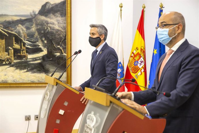 El vicepresidente de Cantabria y consejero de Universidades, Igualdad, Cultura y Deporte, Pablo Zuloaga (izda), presenta los presupuestos de su departamento para 2021 junto al secretario general de la Consejería, Santiago Fuente