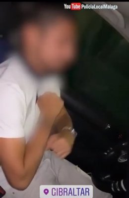 Imputado por conducir sin carné y sin cinturón de seguridad tras rastrear la Policía Local de Málaga vídeos en redes sociales