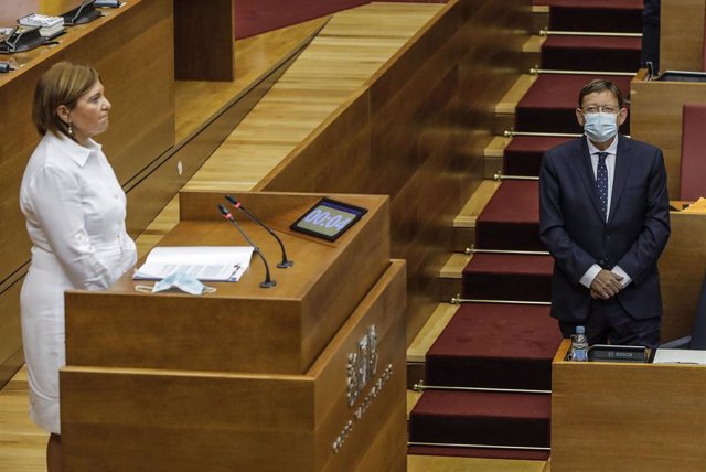 La presidenta del Partido Popular de la Comunidad Valenciana, Isabel Bonig, durante su intervención junto al presidente de la Generalitat valenciana, Ximo Puig, en el debate del estado de la comunidad