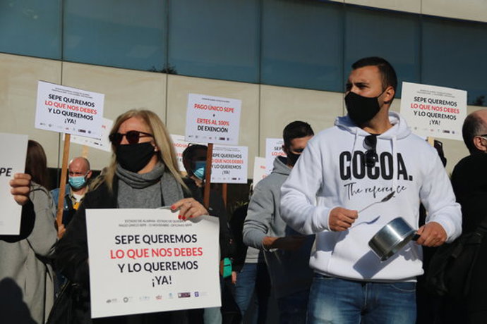 Pla tancat de dos treballadors de l'oci nocturn manifestant-se davant la delegació provincial del SEPE a Barcelona. Imatge de l'11 de novembre de 2020. (Horitzontal)