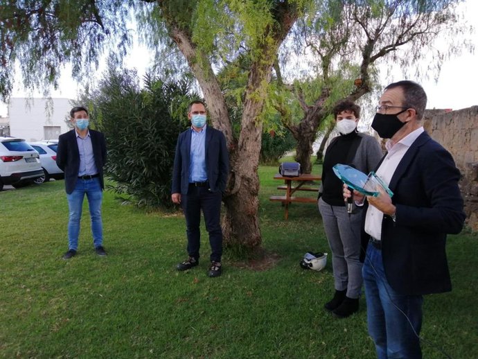 El vicepresidente y conseller de Transición Energética y Sectores Productivos, Juan Pedro Yllanes, entrega el Premio CEX a la empresa Suez IDAM Bahía de Palma.