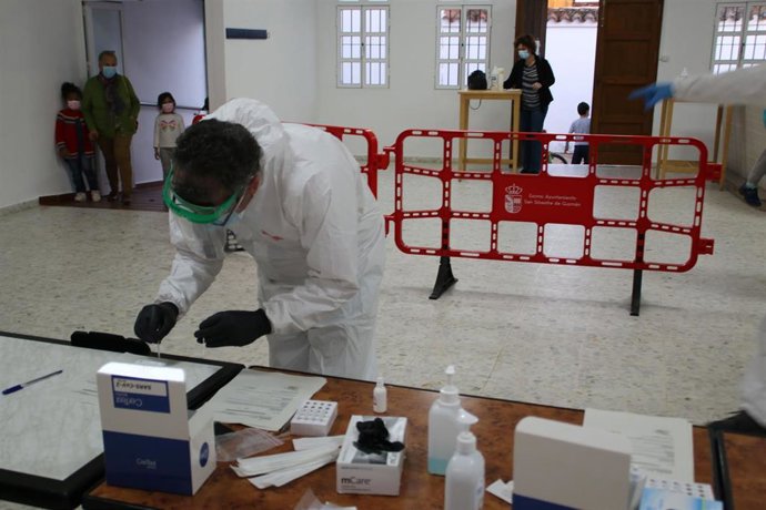 Pruebas de antígenos en el colegio de San Silvestre de Guzmán (Huelva).