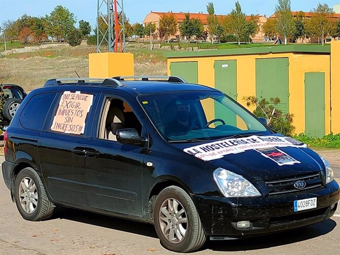 Uno de los coches participantes en la caravana de hosteleros de Mérida para reivindicar medidas para el sector.