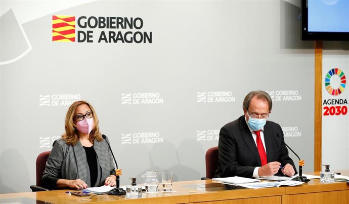 Los consejeros del Gobierno de Aragón de Presidencia, Mayte Pérez, y de Hacienda, Carlos Pérez Anadón.