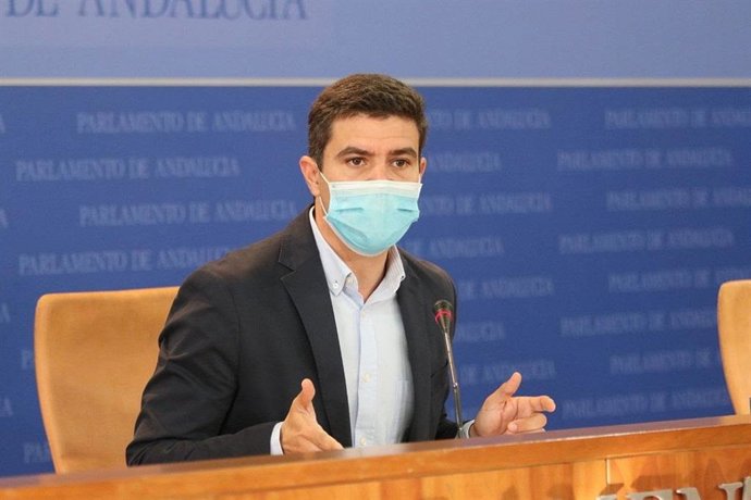 El portavoz parlamentario de Ciudadanos (Cs) en Andalucía, Sergio Romero, en rueda de prensa.