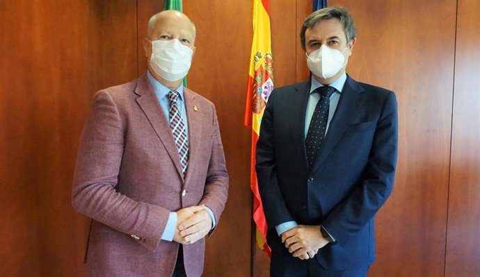 El consejero de Educación y Deporte de la Junta de Andalucía, Javier Imbroda; el director general de Endesa en Andalucía, Extremadura, Ceuta y Melilla, Rafael Sánchez Durán