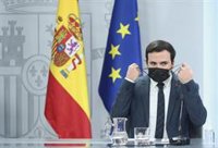Alberto Garzón celebra la bajada del IVA de las mascarillas, que facilitará el acceso a un "bien obligatorio"