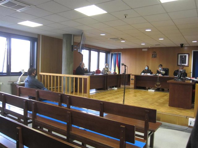 El acusado se enfrenta al juicio en la sección quinta de la Audiencia Provincial de Pontevedra