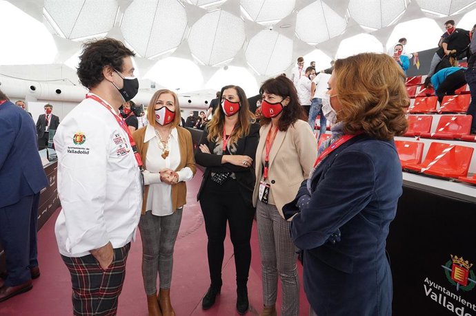 El chef televisivo Pepe Rodríguez conversa con representantes que han asistido a la inauguración del Campeonato Mundial de la Tapa y con miembros del jurado del mismo, el cual preside.