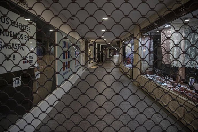 Comercios cerrados a las 18.00h cumpliendo con el BOJA que ordena el cierre de todos los establecimientos no considerados esenciales. Sevilla (Andalucía, España), a 10 de noviembre 2020.