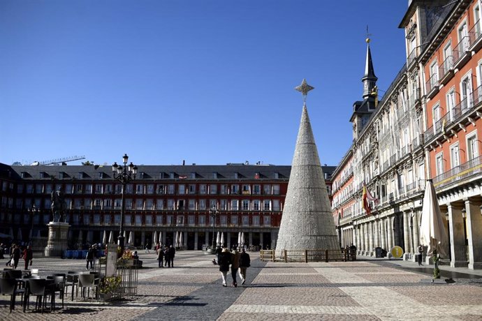 El árbol de Navidad adorna la Plaza Mayor, en Madrid, España