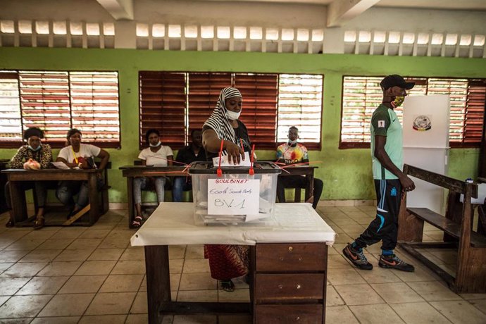 Una mujer votando en las elecciones en Guinea