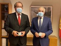 Pérez Anadón entrega al presidente de las Cortes el proyecto de Presupuestos de 2021, que se aprobará en diciembre