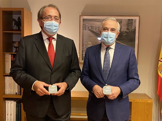 El consejero de Hacienda, Carlos Pérez Anadón, ha entregado el proyecto de ley de Presupuestos al presidente de las Cortes de Aragón, Javier Sada