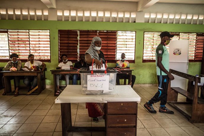 18 October 2020, Guinea, Conakry: A woman casts her vote inside a polling station during the presidential election. Photo: Sadak Souici/Le Pictorium Agency via ZUMA/dpa