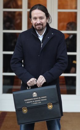 El vicepresidente de Derechos Sociales y Agenda 2030  del Gobierno, Pablo Iglesias, posa con la cartera de su ministerio, a su llegada a La Moncloa