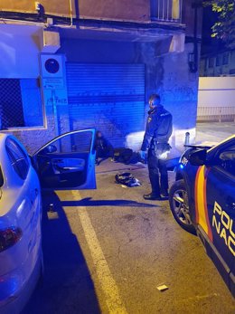 Un agente posa con el detenido