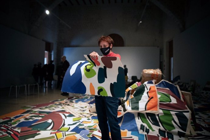 La artista Rosa Torres destroza un plagio de su obra
