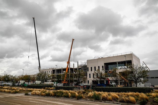 Grúas junto a las obras del nuevo Hospital de Emergencias de la Comunidad de Madrid, el Hospital Isabel Zendal, en la zona de Valdebebas, Madrid (España), a 22 de octubre de 2020.