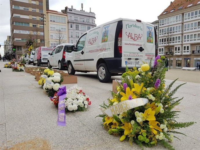 Ramos de flores en la Praza de Armas de Ferrol