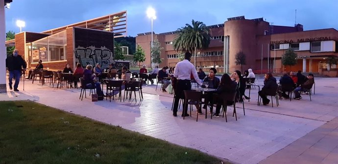 Gente en una terraza hostelera en Gijón el primer día de apertura tras el Estado de Alarma