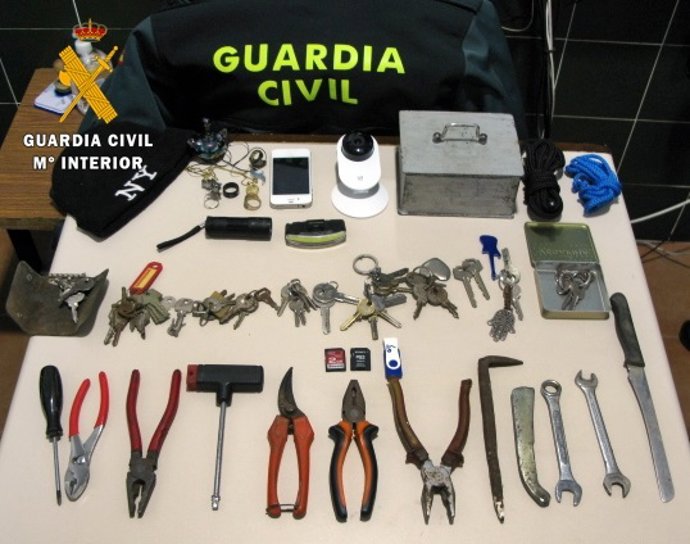 Objetos recuperados tras la detención de dos personas por robos