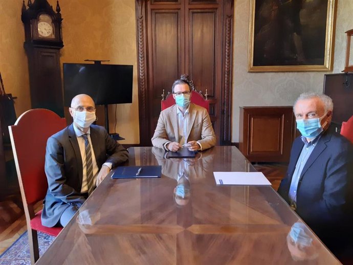 Firma del convenio entre el Consistorio y la OAIB.