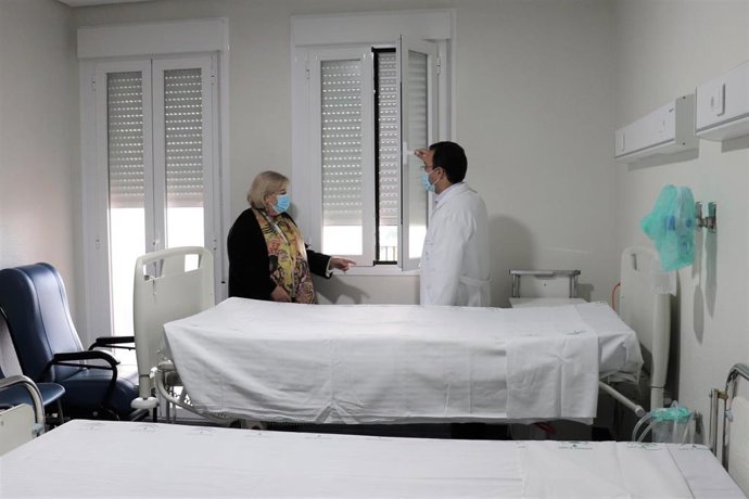 Un momento de la visita de la delegada de Salud, Manuela Caro, y el director gerente del Hospital Juan Ramón Jiménez, José Luis Bonilla, a la planta renovada.