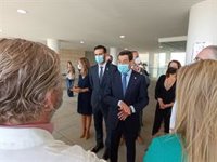 Moreno pide "colaboración" a Gobierno y ayuntamientos para "amortiguar el golpe" al comercio y la hosteleríaMoreno pide