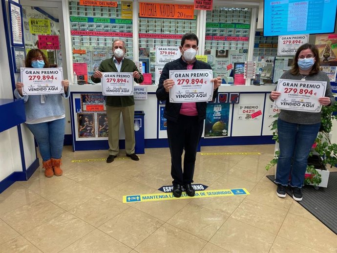 En el centro Francisco Gómez  titular de la Administración de Santoña junto a personal de la misma  y el delegado Comercial de Loterías, Ignacio de la Sierra