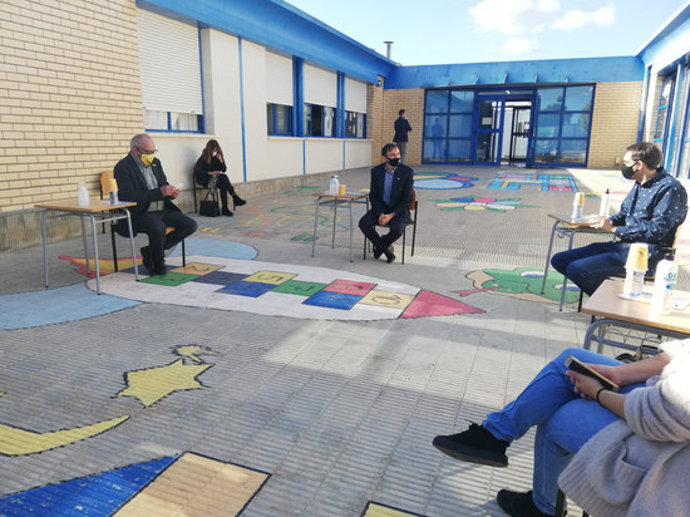 Pla general de la visita del conseller d'Educació, Josep Bargalló, a l'escola La Parellada de Santa Oliva. Foto de l'11 de novembre del 2020 (Horitzontal).