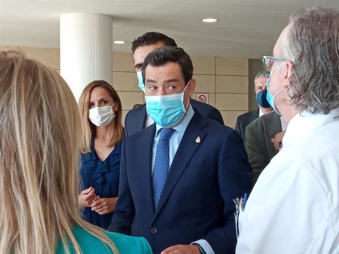 El presidente de la Junta de Andalucía, Juanma Moreno, en el Hospital Materno-Infantil de Almería