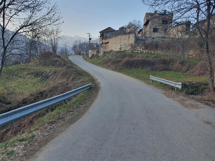 Carretera conocida como la ruta de El Solano, que da acceso al núcleo Eresué, en el término municipal de Sahún (Huesca).