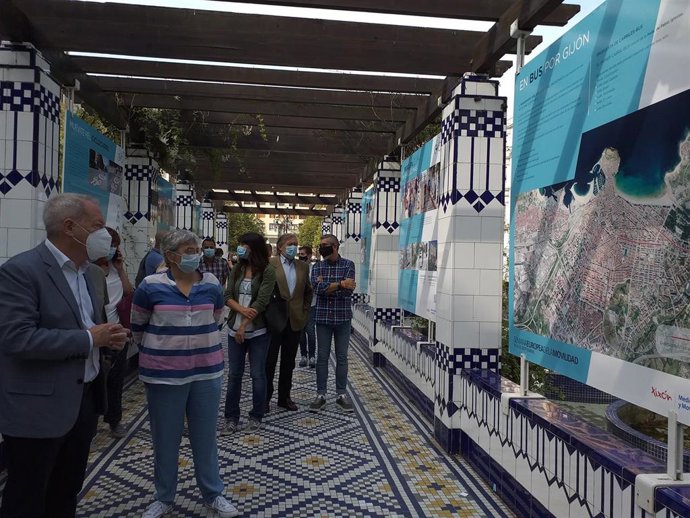 La alcaldesa de Gijón, Ana González, y el concejal de Movilidad, Aurelio Martín, durante la inaguración de la exposición sobre movilidad (archivo)