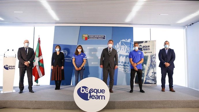 El consejero de Cultura y Política Lingüística y portavoz del Gobierno Vasco Bingen Zupiria, la piragüista Maialen Chourraut y el surfista Aritz Aranburu, en la presentación de las becas anuales de Basque Team