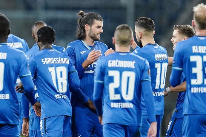 05 November 2020, Baden-Wuerttemberg, Sinsheim: Hoffenheim's Florian Grillitsch (C) celebrates with his teammates after scoring his side's third goal during the UEFA Europa League Group L soccer match between 1899 Hoffenheim and Slovan Liberec at the Pr