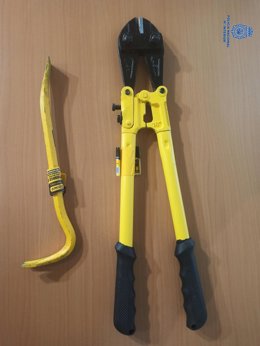 Cizalla y palanca incautadas en el operativo.