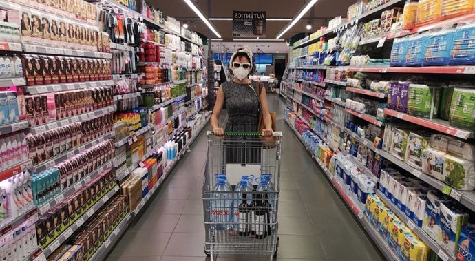 L'artista sonora Laia Torrents de Cabosanroque en una fotografia pel seu projecte. Audioguia per a supermercats en temps de pandmia.