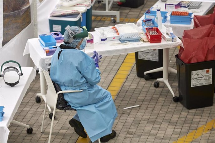 Personal sanitario realiza pruebas PCR de detección de coronavirus en una carpa instalada en las inmediaciones del Hospital Osakidetza Eibar Guipuzkoa, Euskadi (España), a 10 de noviembre de 2020. El departamento de Salud del Gobierno Vasco y el Servici