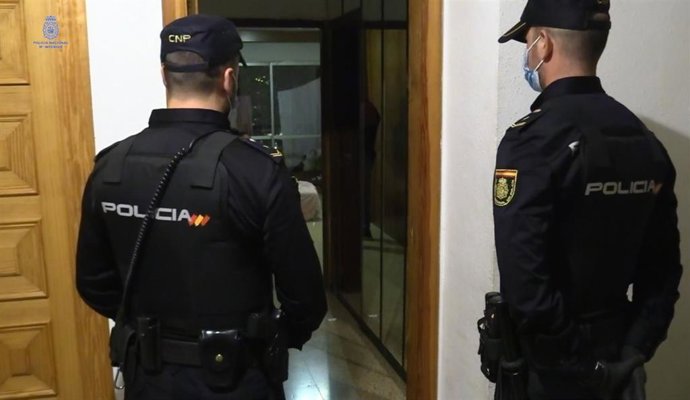 Dos agentes de la Policía Nacional en uno de los registros.